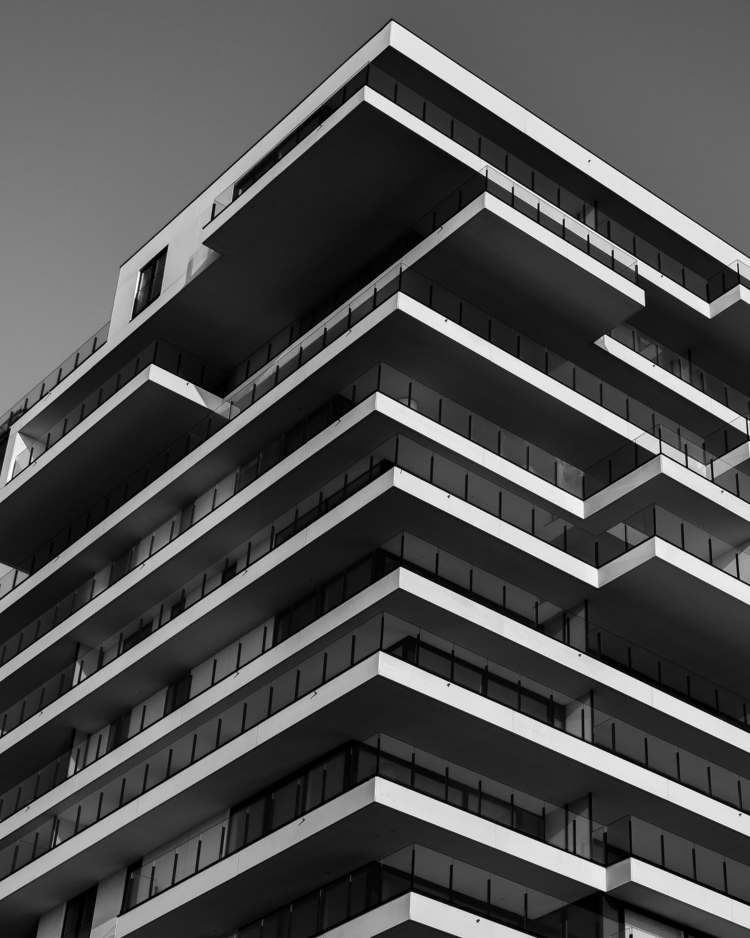 Immeuble résidentiel moderne illustrant la décarbonation des bâtiments Façade d’un immeuble moderne illustrant la décarbonation des bâtiments urbains