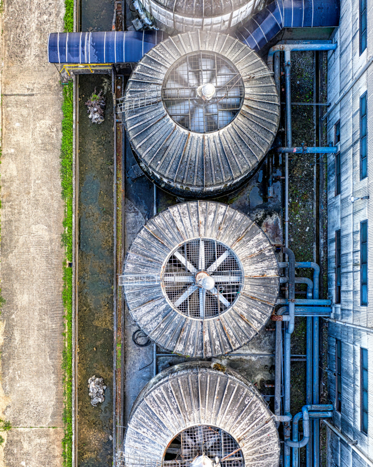 Système CVC chauffage industriel vu du dessus Vue aérienne d’un système CVC chauffage industriel et ventilation