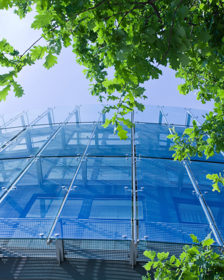 Bâtiment intelligent et connecté pour la décarbonation du parc immobilier Immeuble vitré connecté illustrant la transition numérique et la décarbonation des bâtiments