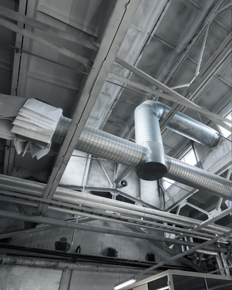 Conduits CVC chauffage et climatisation dans un bâtiment tertiaire Réseau de conduits CVC chauffage et climatisation dans un bâtiment moderne