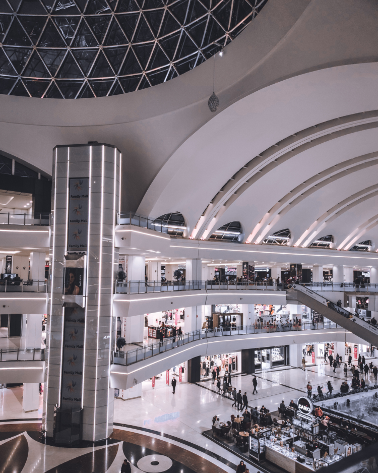 Décret tertiaire – Centres commerciaux et efficacité énergétique Vue intérieure d’un centre commercial moderne illustrant l’application du décret tertiaire sur l’efficacité énergétique des bâtiments