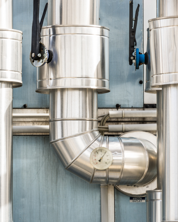 Conseil en énergie des fluides – Contrôle et régulation des réseaux Conduites métalliques avec vannes et manomètre illustrant le conseil en énergie des fluConduites métalliques avec vannes et manomètre illustrant le conseil en énergie des fluides et le contrôle des installationsides et le contrôle des installations