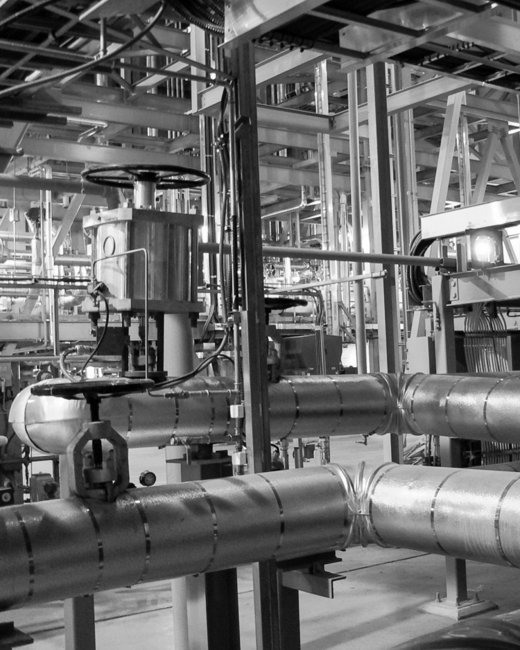 Conseil en énergie des fluides – Analyse et optimisation des réseaux Réseaux de tuyauteries et équipements industriels illustrant le conseil en énergie des fluides et l’optimisation des installations