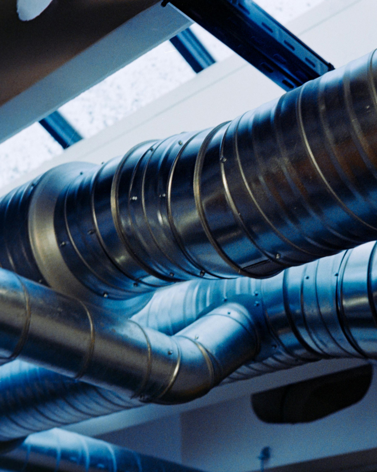 Installation CVC chauffage et ventilation dans un bâtiment industriel Gaines de ventilation et conduits CVC chauffage installés dans un bâtiment industriel
