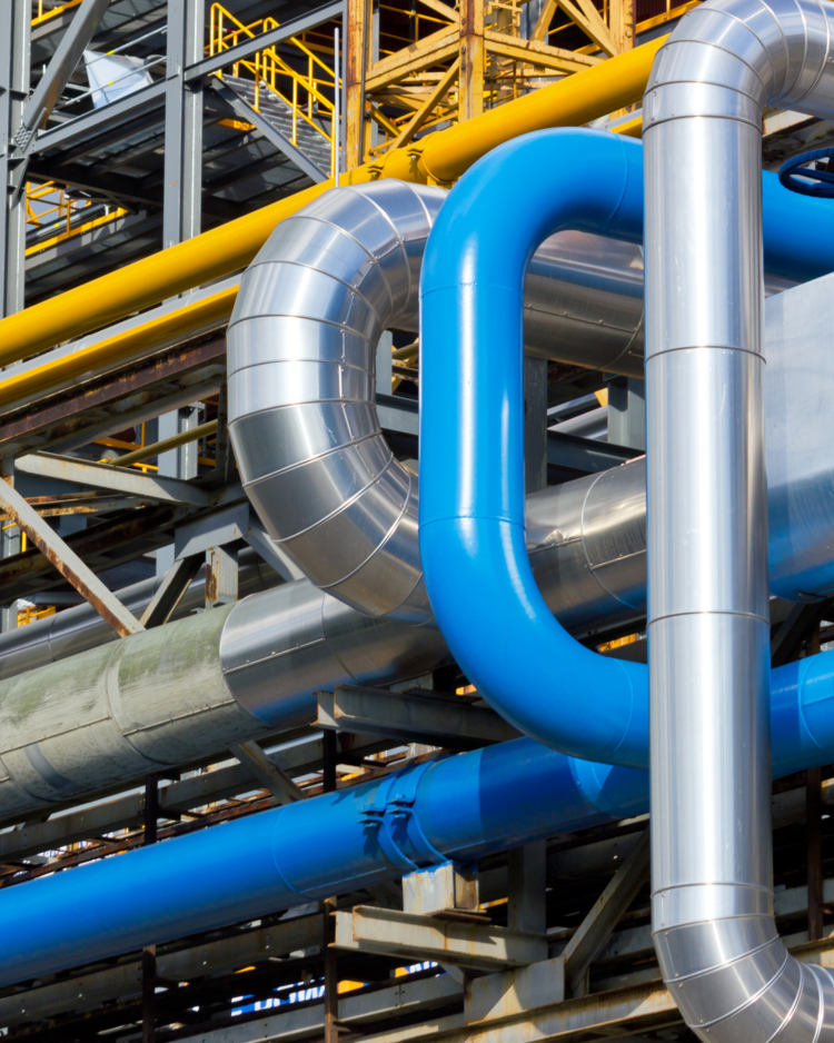 Conseil en énergie des fluides – Réseaux industriels et transfert d’énergie Tuyauteries industrielles colorées transportant des fluides, illustrant le conseil en énergie des fluides et l’optimisation des réseaux