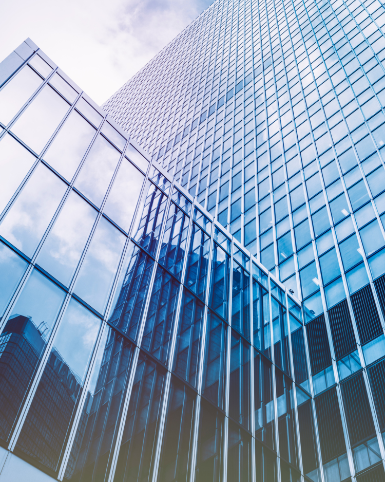 Stratégie énergie – Bâtiment durable et performance énergétique Façade moderne d’un immeuble illustrant une stratégie énergie axée sur l’efficacité et la durabilité