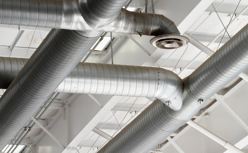 Installations de ventilation et climatisation d’un bâtiment industriel illustrant l’optimisation CVC pour améliorer la performance énergétique et le confort
