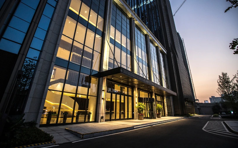 Façade moderne d’un bâtiment tertiaire illustrant les solutions pour décarboner et améliorer la performance énergétique
