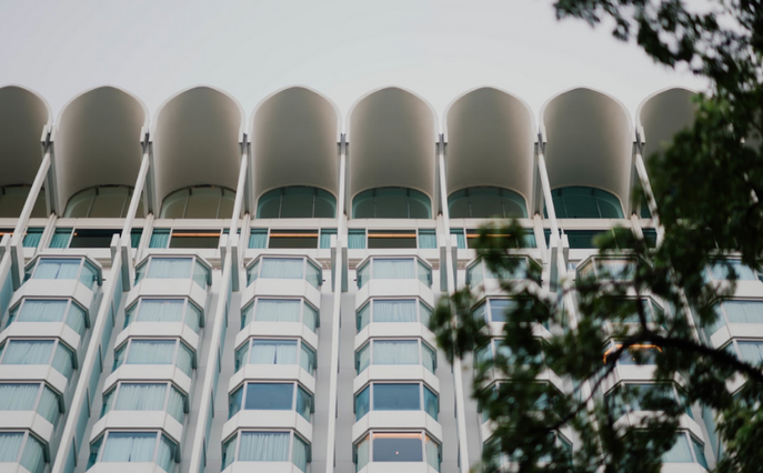 Façade d’un bâtiment moderne avec baies vitrées illustrant l’efficacité énergétique et l’isolation des constructions