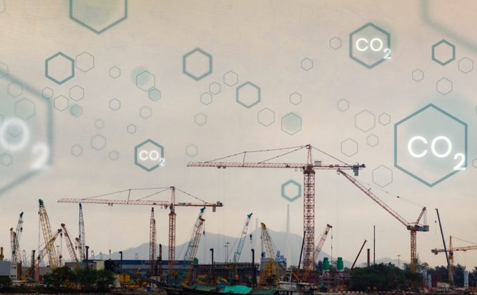 Chantier avec grues et émissions symbolisées par CO2 pour illustrer la stratégie de décarbonation